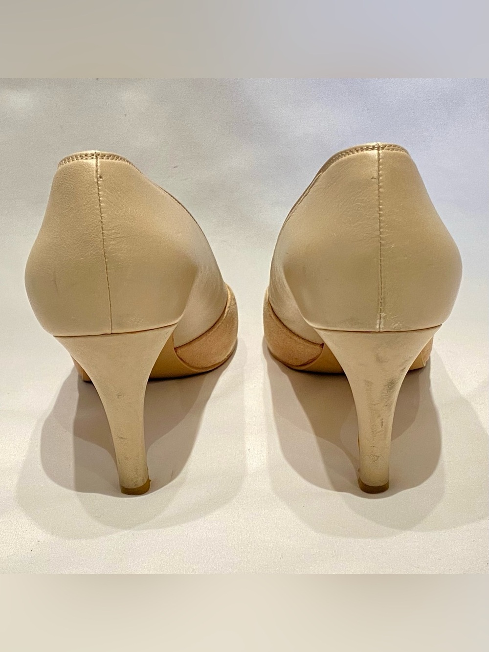EIZO Beige Patent Leather and Suede Pumps, size 23.5 (6.5) - Picture 2 of 5
